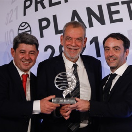 La esritora Carmen Mola, seudónimo de los escritores Jorge Díaz, Agustín Martínez y Antonio Mercero, ganadora de la 70ª edición del Premio Planeta de Novela, ofrece una rueda de prensa tras la ceremonia de entrega, en el Museu Nacional d'Art de Cata