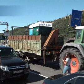 Los agricultores catalanes cortan la AP-7 entre Francia y España