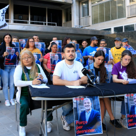 Representants de sindicats d'habitatge de Barcelona en una roda de premsa per denunciar les polítiques d'habitatge de Jaume Collboni.