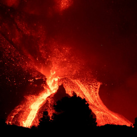 Imagen del volcán Cumbre Vieja visto desde la localidad de El Paso, en La Palma, este domingo.