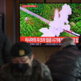 Noticias sobre el lanzamiento de un presunto misil balístico por parte de Corea del Norte se transmiten en un televisor en la estación de Seúl en Seúl, Corea del Sur, el 27 de febrero de 2022.