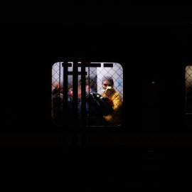 Refugiados ucranianos llegan a la estación de tren de Przemysl, a 26 de febrero de 2022, en Przemysl