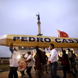 03/06/2021.- Simpatizantes del candidato a la Presidencia de Perú Pedro Castillo, se congregan para el cierre de su campaña de cara a la segunda vuelta presidencial del próximo 6 de junio, en la plaza Dos de Mayo, en Lima.