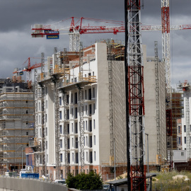 Obras en bloques de vivienda en Madrid (España).