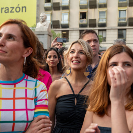 La líder de Sumar, Yolanda Díaz (c) y la portavoz de Más Madrid en la Asamblea, Mónica García (i) en el pregón de las Fiestas del Orgullo MADO 2023, en la plaza de Pedro Zerolo, en Madrid. EFE/ Fernando Villar