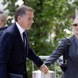 Hunter Biden, hijo del presidente Joe Biden, y su mujer Melissa Cohen Biden a la llegada al juicio en su contra en la Corte Federal de Delaware.