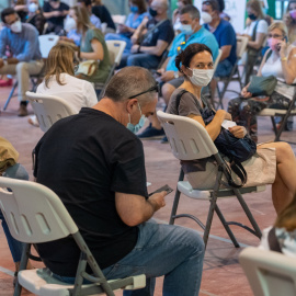 Recién vacunados entre personas de 49 y 52 años esperando los 20 minutos reglamentarios en el Estadio de la Cartuja