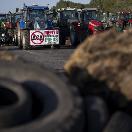 Los agricultores catalanes han cortado durante varios días la autopista AP-7, principal conexión terrestre entre España y Francia.