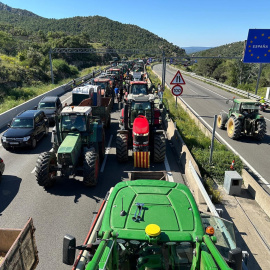 Diversos tractors tallen l'AP-7 a la Jonquera