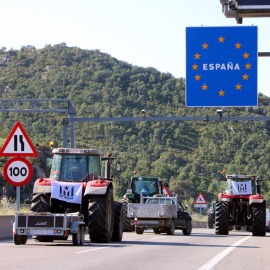 Els tractors marxant de l'autopista en direcció Figueres