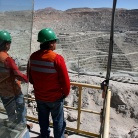 Imagen de archivo de dos mineros observando las excavaciones en una mina. - REUTERS