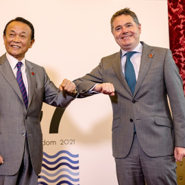 El ministro de Finanzas de Japón Taro Aso y el presidente del Eurogrupo Paschal Donohoe.