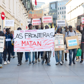 Varias personas se concentran frente al Congreso en defensa de la ILP Regularización. Imagen de archivo.