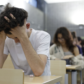 Estudiantes durante el primer examen de la EBAU en Ciudad Universitaria en Madrid, este lunes.