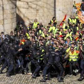 Agricultores bloquean el acceso a las Cortes de Aragón en Zaragoza