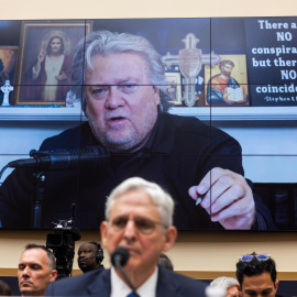 El ex estratega de Trump, Steve Bannon, es visto en un monitor detrás del fiscal general de los Estados Unidos, Merrick Garland, en la Cámara de Representantes en Washington.