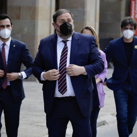 L'arribada del president d'ERC, Oriol Junqueras, al Parlament de Catalunya, acompanyat de Sergi Sabrià, Meritxell Serret i Roger Torrent. Imatge del 21 de maig del 2021.