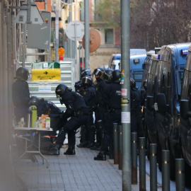 Els Mossos d'Esquadra retiren un activista que s'ha concentrat al bloc Gayarre per intentar impedir el desnonament de 4 famílies el 15 de desembre del 2020.