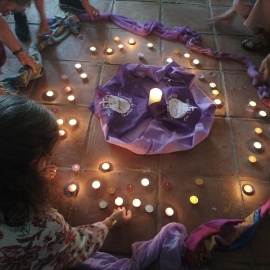 Velas en la reunión en Antequera de la Revuelta de Mujeres en la Iglesia. Cedida.