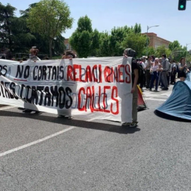 Un grupo de estudiantes de la Acampada por Palestina de Madrid cortando el tráfico en la avenida Complutense con pancartas.