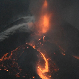 El volcán de La Palma, en máxima actividad: más lava, energía y sismicidad