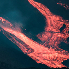 Imagen tomada el 24 de octubre. Momento en el que una nueva boca abre en la parte inferior del cono secundario del volcán de La Palma, de la que sale abundante lava.