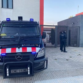 Pla general de la porta de la comissaria de la Policia Local de Llinars del Vallès.