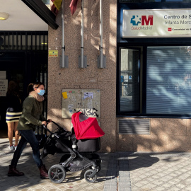 Una mujer con un carrito de bebé pasa por delante del Centro de Salud Infanta Mercedes, en el distrito de Tetúan, en Madrid (España), a 26 de octubre de 2020.