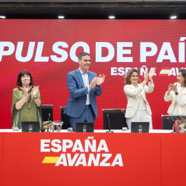 Pedro Sánchez, junto a los integrantes de la Ejecutiva del PSOE, este lunes en Ferraz.