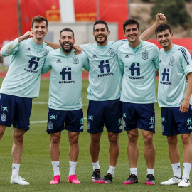 Los jugadores de la selección española Diego Llorente, Jordi Alba, Koke Resurección, Gerard Moreno y Pedri asisten al entrenamiento del equipo en la Ciudad Deportiva en Las Rozas, Madrid, este sábado.