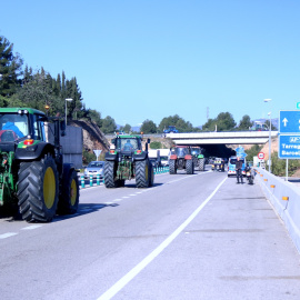 Tractors entrant a l'autopista AP-7 a l'Ampolla