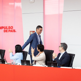 Pedro Sánchez, recibido con aplausos a su llegada a la Ejecutiva del PSOE, este lunes en Ferraz.