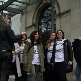 Miembros del colectivo Loita delante del Hospital Provincial de Pontevedra.