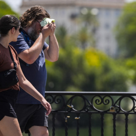 Un hombre secándose el sudor de la frente en Sevilla, a 30 de mayo de 2024.