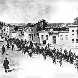 Una columna de armenios es llevada a un campo de prisioneros por soldados otomanos, abril de 1915.