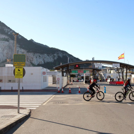 02/01/2021. Unos ciclistas pasan por la frontera con Gibraltar, en la Línea de la Concepción, Cádiz, este jueves. - EFE