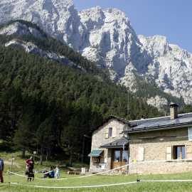 El refugio Lluís Estasén, con el Pedraforca en el fondo.