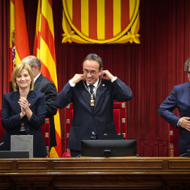 El recent escollit president del Parlament, Josep Rull, es col·loca la medalla d'honor del Parlament en categoria d'or