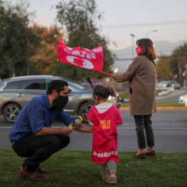 12/05/2021. Cristóbal Bellolio, candidato a la Asamblea Constitucional, hace campaña en la calle junto a su hija y su esposa, en Santiago de Chile. - Reuters