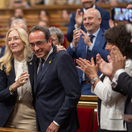 Anna Navarro Descals, de Junts, y el recién elegido presidente del Parlament de Catalunya, Josep Rull, durante el pleno del 10 de junio de 2024, en Barcelona.