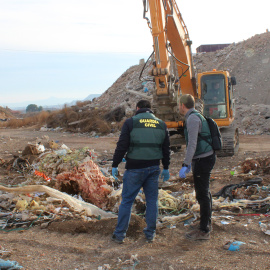 Agentes del Seprona de la Guardia Civil durante una de las inspecciones de la operación Poubelle.