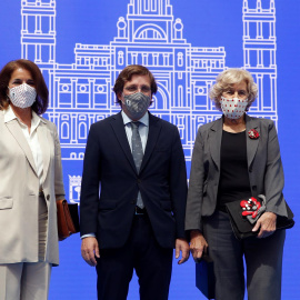 El alcalde, José Luis Martínez-Almeida, posa junto a las exalcaldesas Ana Botella (i) y Manuela Carmena (d), en el acto de entrega de las Medallas de Honor, Oro y Plata de la ciudad de Madrid con motivo de la festividad de San Isidro, celebrado este sá