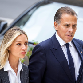 El hijo del presidente de EEUU Hunter Biden a su llegada a los tribunales de Wilmington (EEUU) acompañado de su esposa Melissa Cohen Biden.