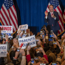 El candidato republicano a Gobernador de Virginia, Glenn Youngkin, celebra su victoria.