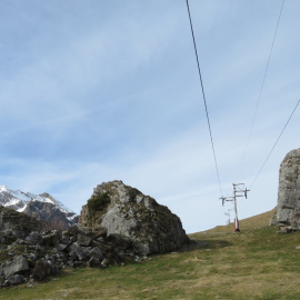 Uno de los telesillas de Candanchú perfila su paradójica estampa en un invierno sin nieve en el Pirineo.