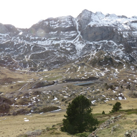 Las laderas de la estación de esquí de Candanchú (Huesca) dan fe de la escasez de nieve en el Pirineo