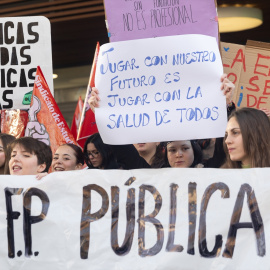 Varios estudiantes protestan con carteles frente a la Asamblea de Madrid, a 1 de febrero de 2024, en Madrid (España).