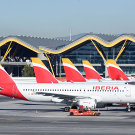 Aviones aparcados en las pistas durante el último día de la huelga del servicio de 'handling' de Iberia, en el aeropuerto Adolfo Suárez Madrid-Barajas, a 8 de enero de 2024, en Madrid.