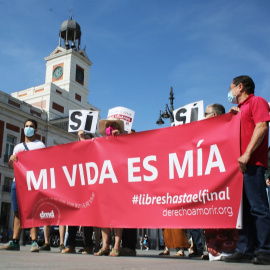 Un grupo de personas se reúne sosteniendo pancartas y carteles durante la concentración de la asociación Derecho a Morir Dignamente (DMD) en la Puerta del Sol, a 25 de junio de 2021, en Madrid, (España)