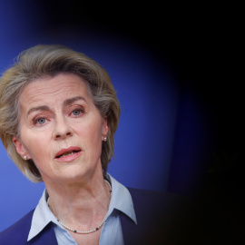 La presidenta de la Comisión Europea, Ursula von der Leyen, pronuncia una declaración tras la conclusión de una reunión de Ministros de Relaciones Exteriores de la UE sobre la crisis en Ucrania, en Bruselas, Bélgica, el 22 de febrero de 2022.